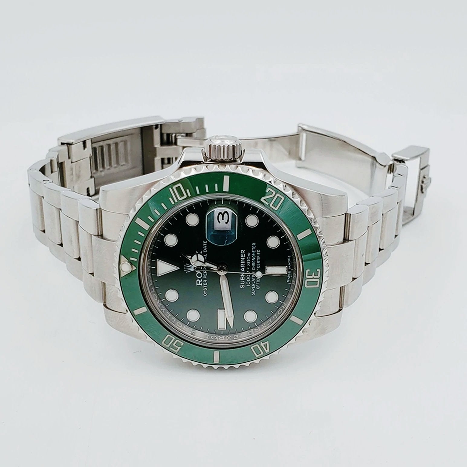 Men's Rolex 40mm Submariner Date Oyster Perpetual Stainless Steel Watch with Green Dial and Green Bezel. (Pre-Owned 116610LV)