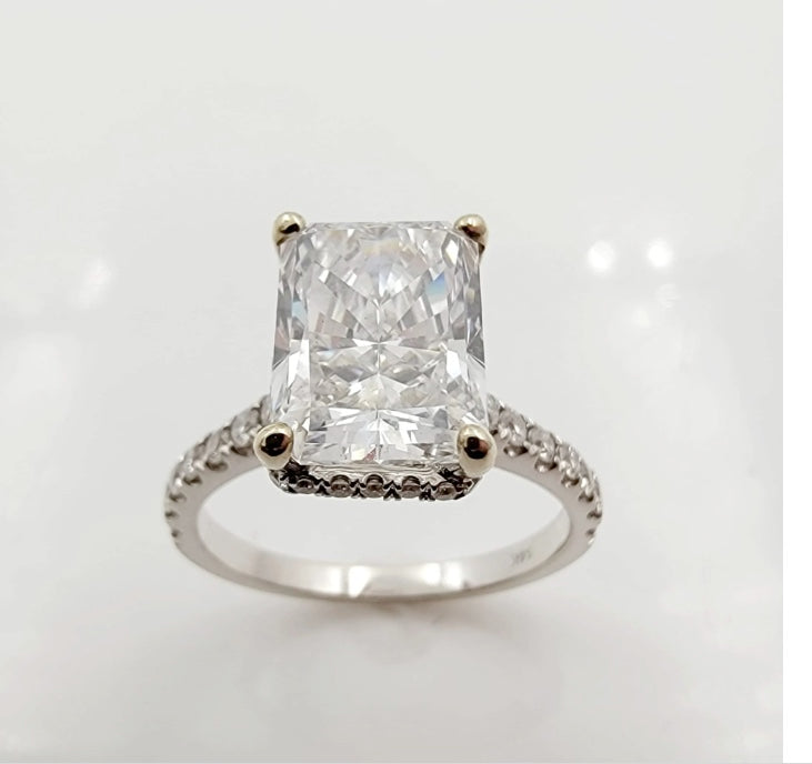 18k White Gold 3.24ct Engagement Ring With Lab Grown Center Diamond.