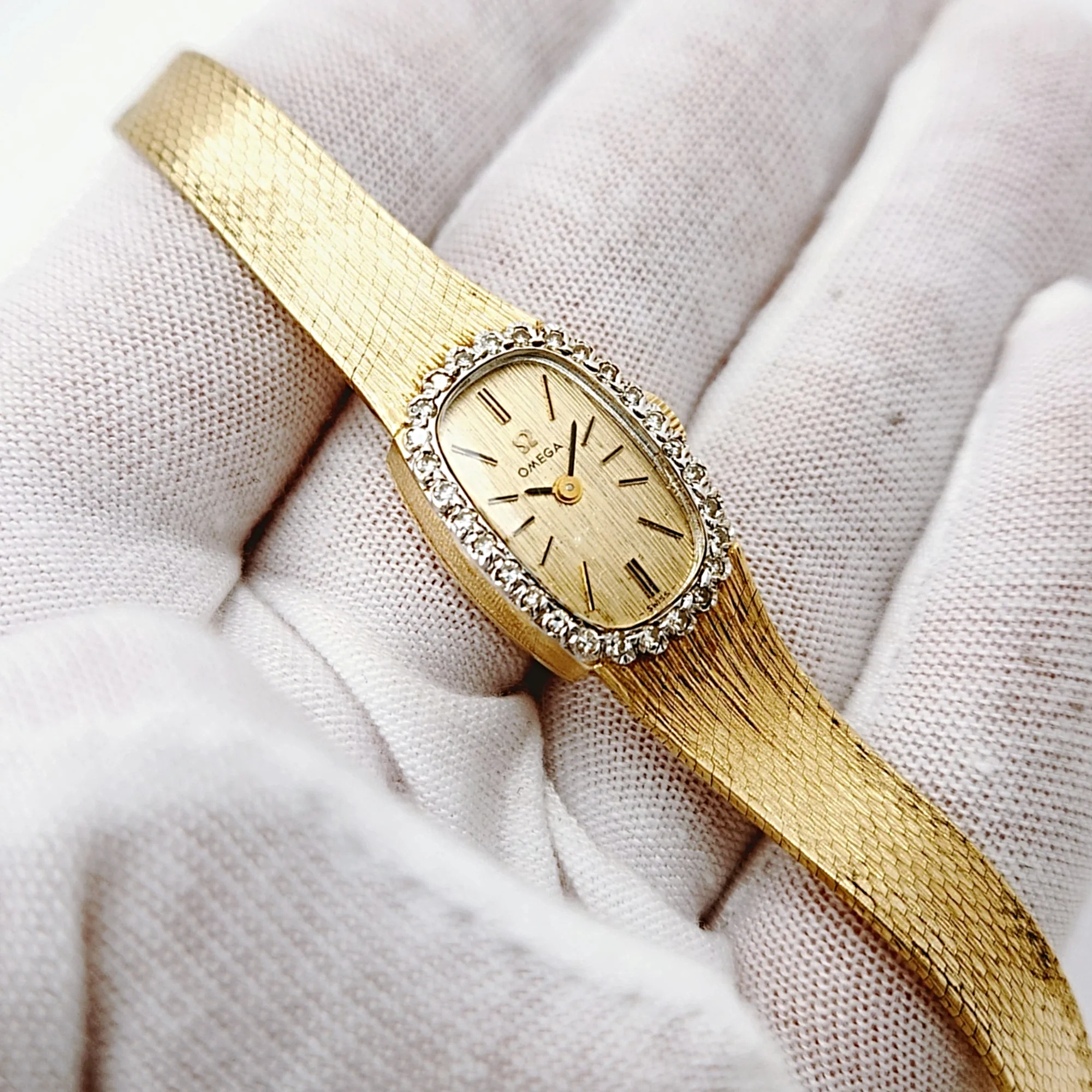 Ladies Omega 20mm Petite Vintage 14K Yellow Gold Automatic Watch with Gold Dial and Diamond Bezel. (Pre-Owned)
