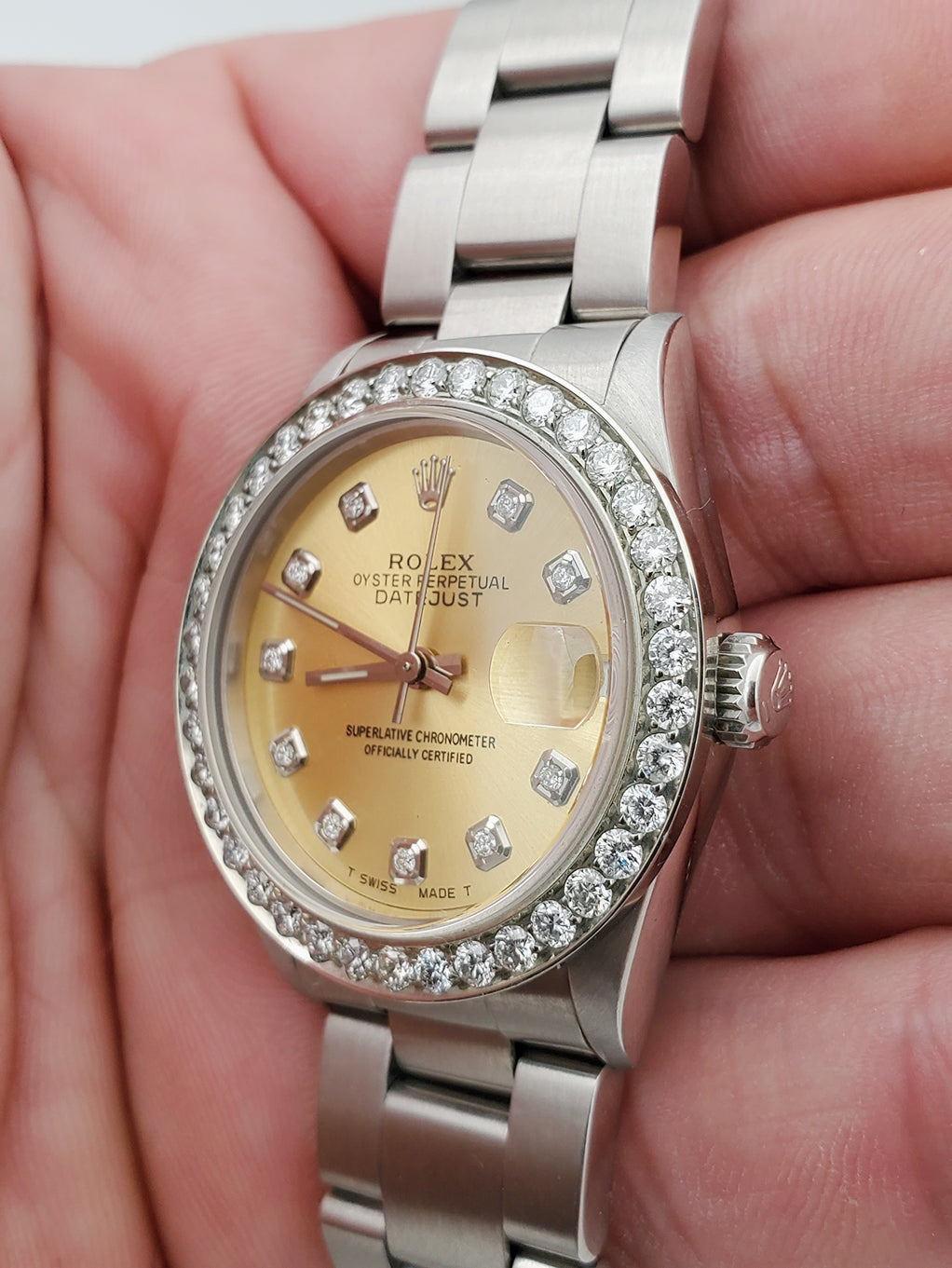 Ladies Midsize Rolex DateJust 31mm Stainless Steel Wristwatch w/ Champagne Diamond Dial & Diamond Bezel. (Pre-Owned)
