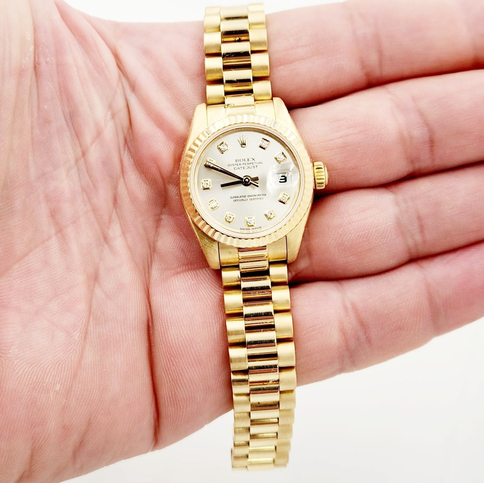 Ladies Rolex 26mm Presidential 18K Yellow Gold Wristwatch w/ Silver Diamond Dial & Fluted Bezel. (Pre-Owned)