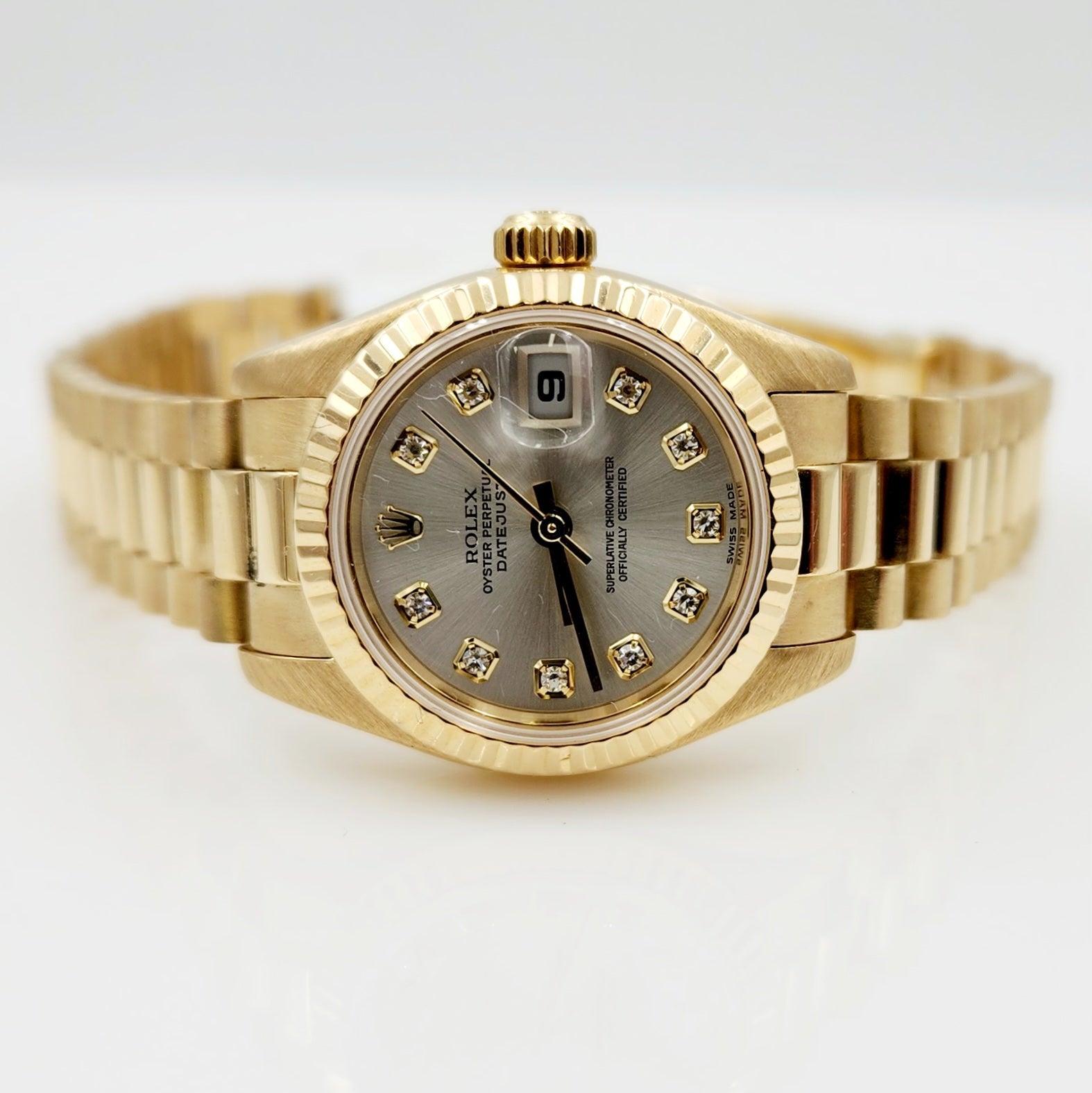 Ladies Rolex 26mm Presidential 18K Yellow Gold Watch with Silver Diamond Dial and Fluted Bezel. (Pre-Owned)