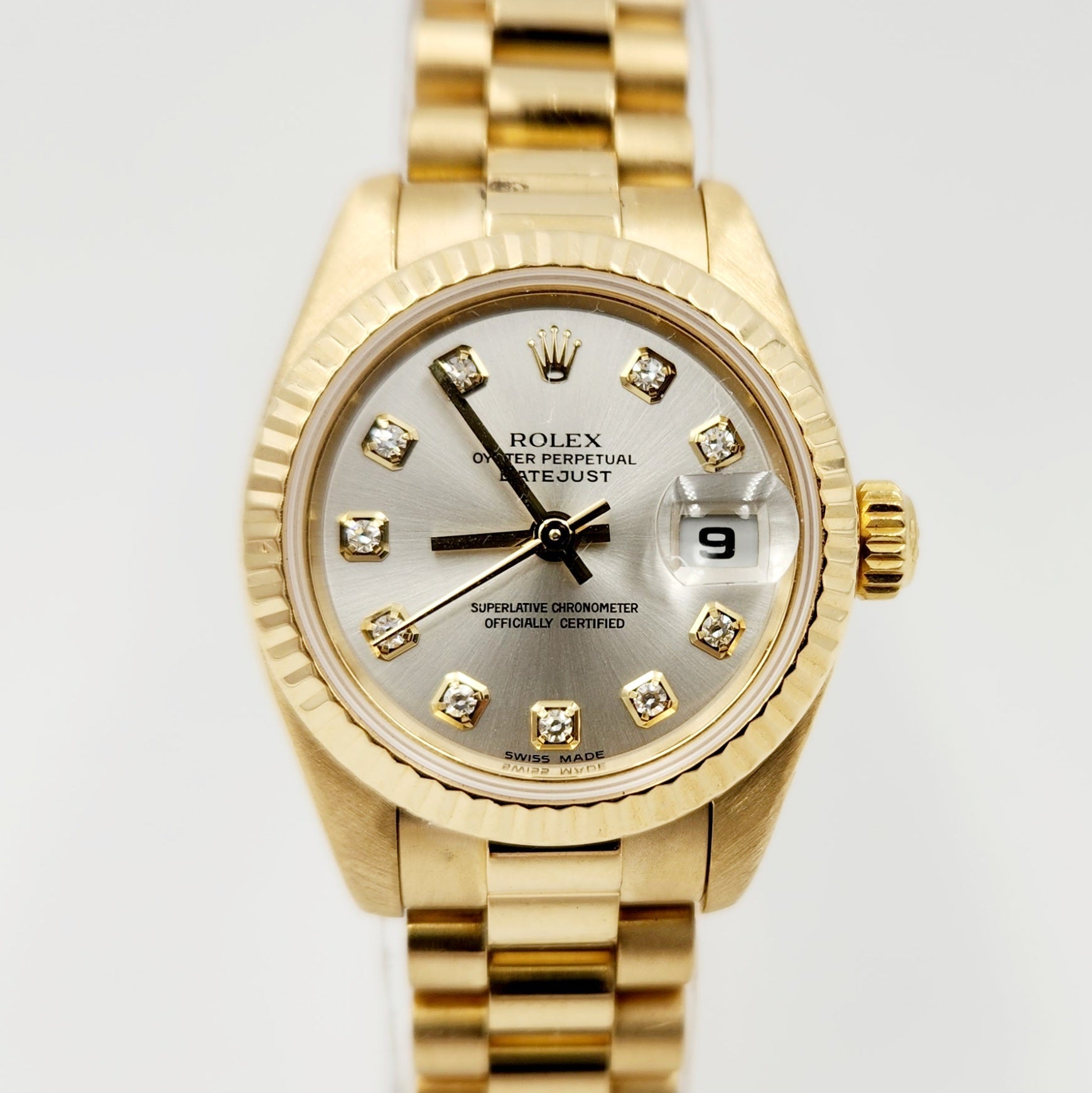 Ladies Rolex 26mm Presidential 18K Yellow Gold Wristwatch w/ Silver Diamond Dial & Fluted Bezel. (Pre-Owned)