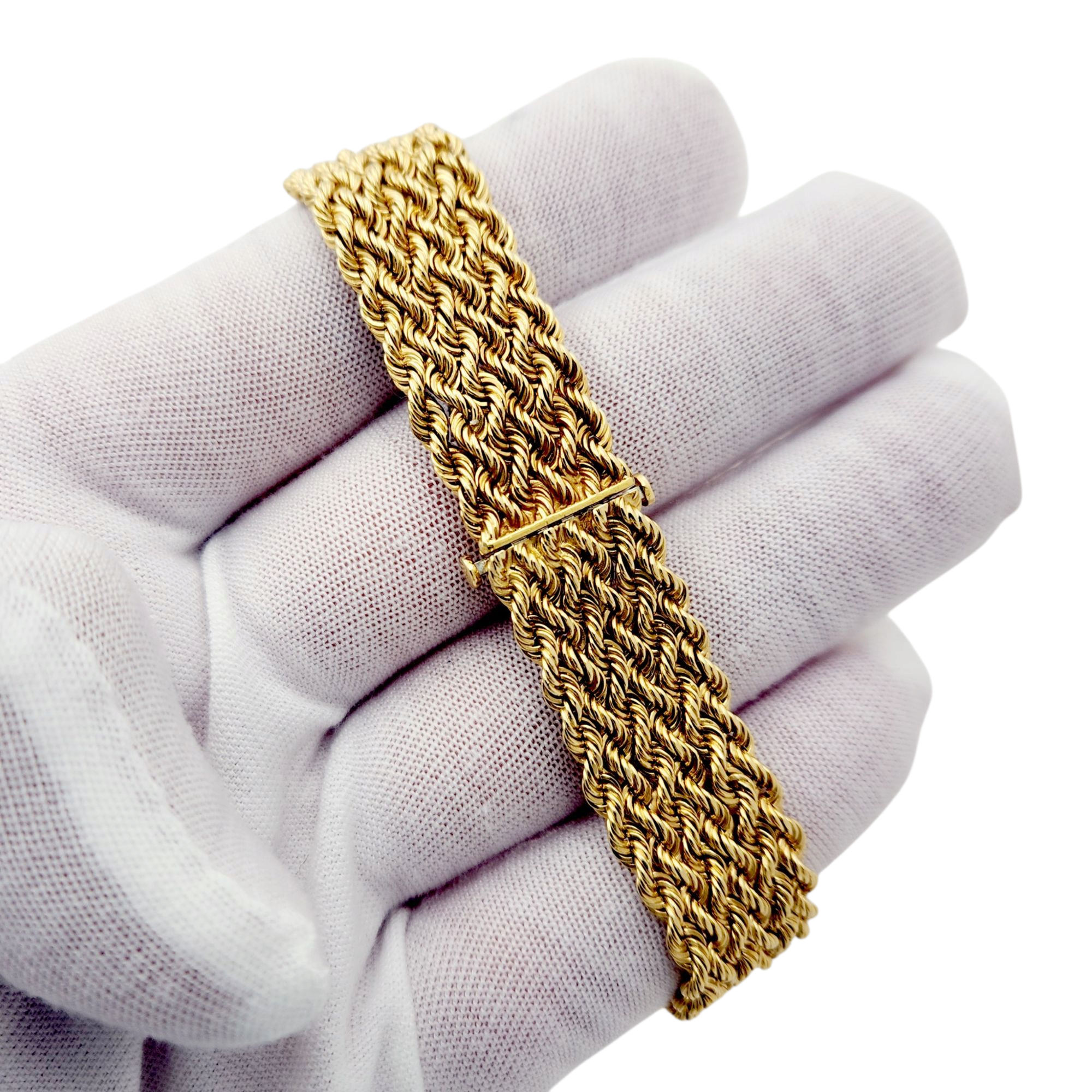 Ladies Baume & Mercier 24mm Vintage 18K Yellow Gold Watch with Gold Dial and Diamond Bezel. (Pre-Owned)