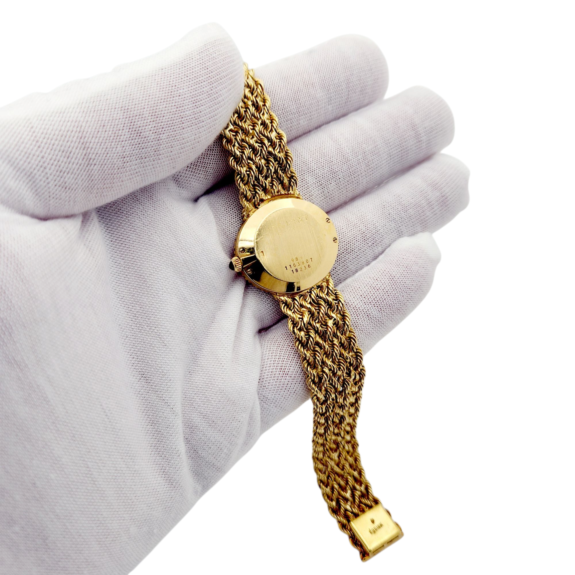 Ladies Baume & Mercier 24mm Vintage 18K Yellow Gold Watch with Gold Dial and Diamond Bezel. (Pre-Owned)
