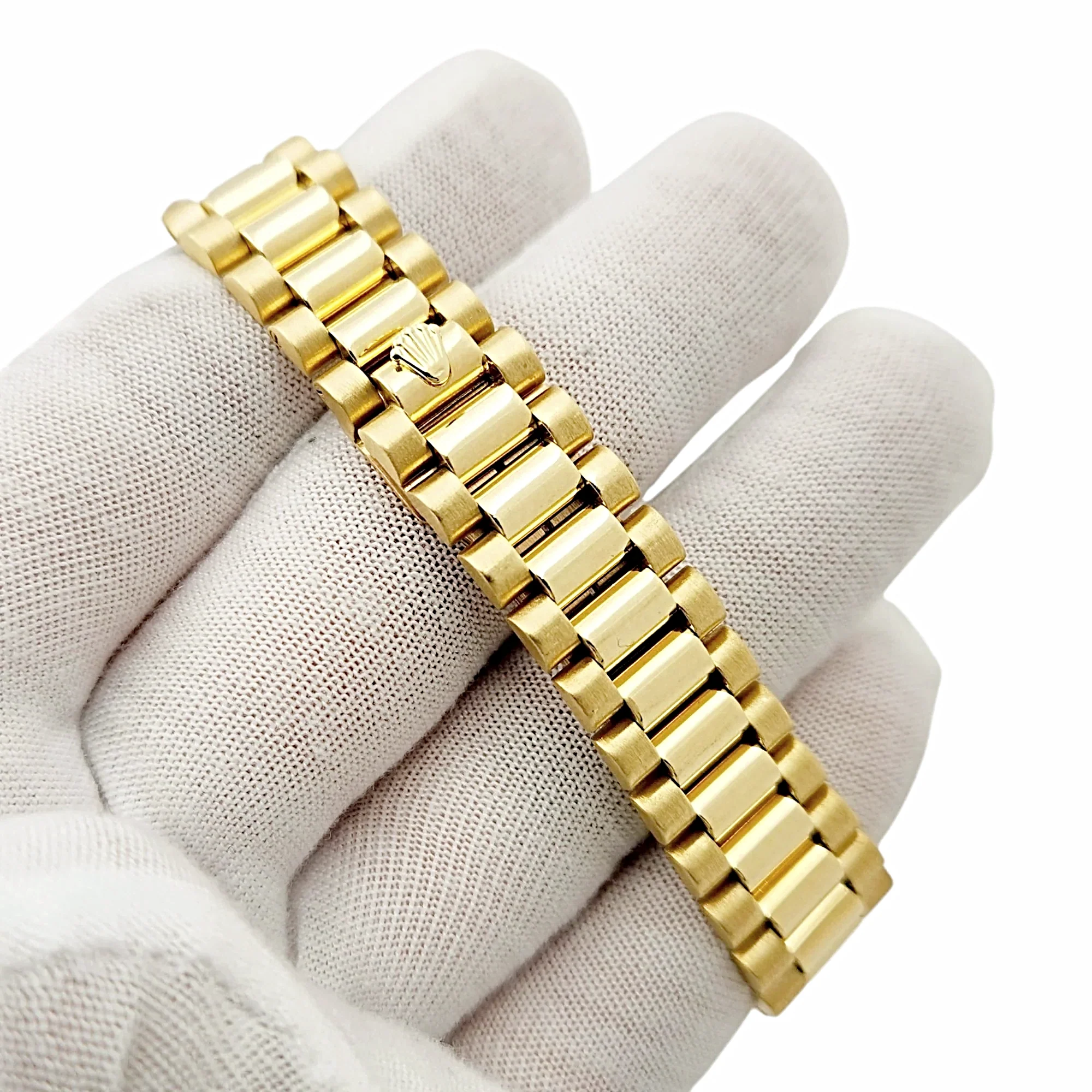 Ladies Rolex Midsize 31mm DateJust 18K Yellow Gold Watch with Diamond Champagne Dial and Fluted Bezel. (Pre-Owned 68278)