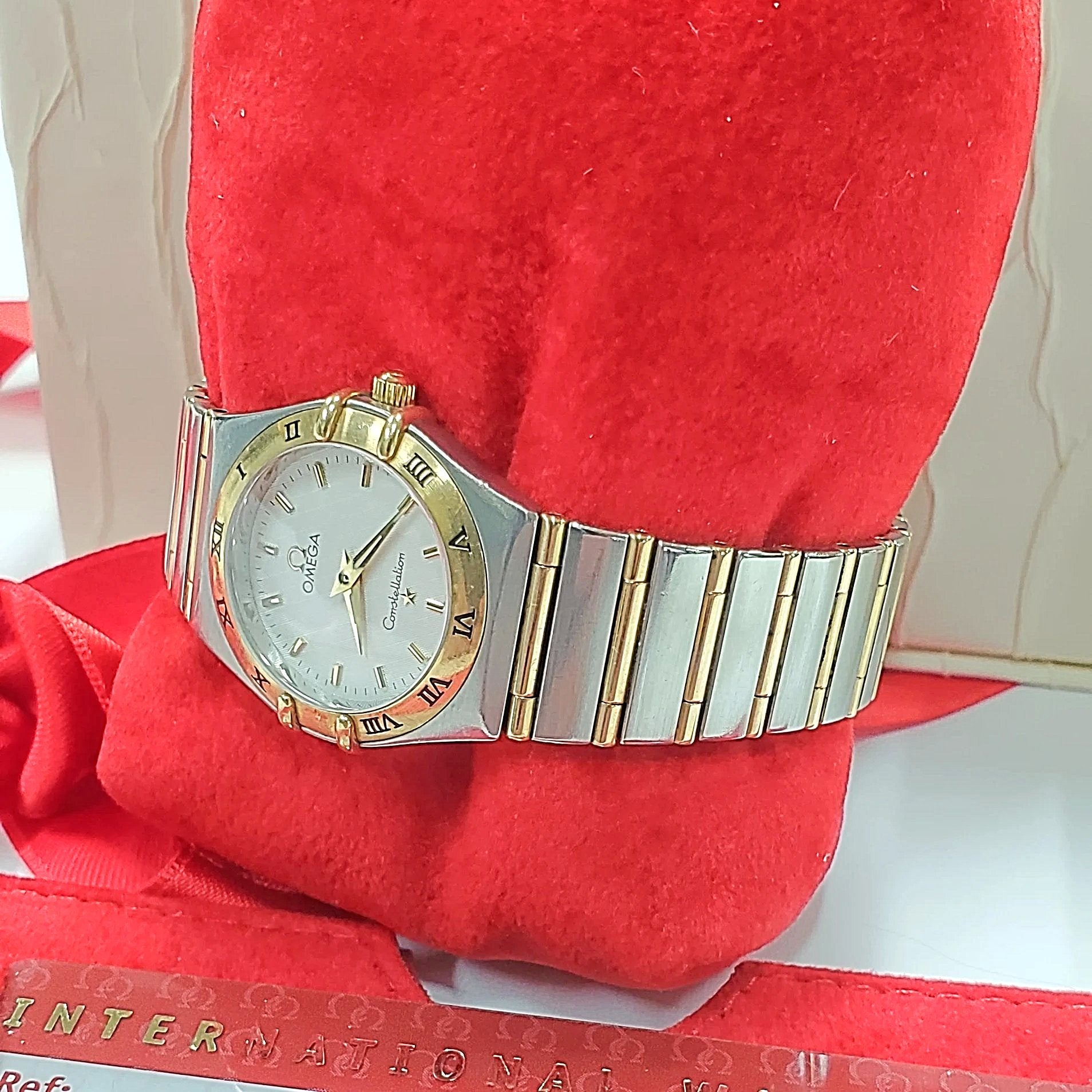 Ladies Omega Constellation 28mm Two Tone Watch with Quartz Movement, Omega Calibre 4061 and White Dial. (Pre-Owned)