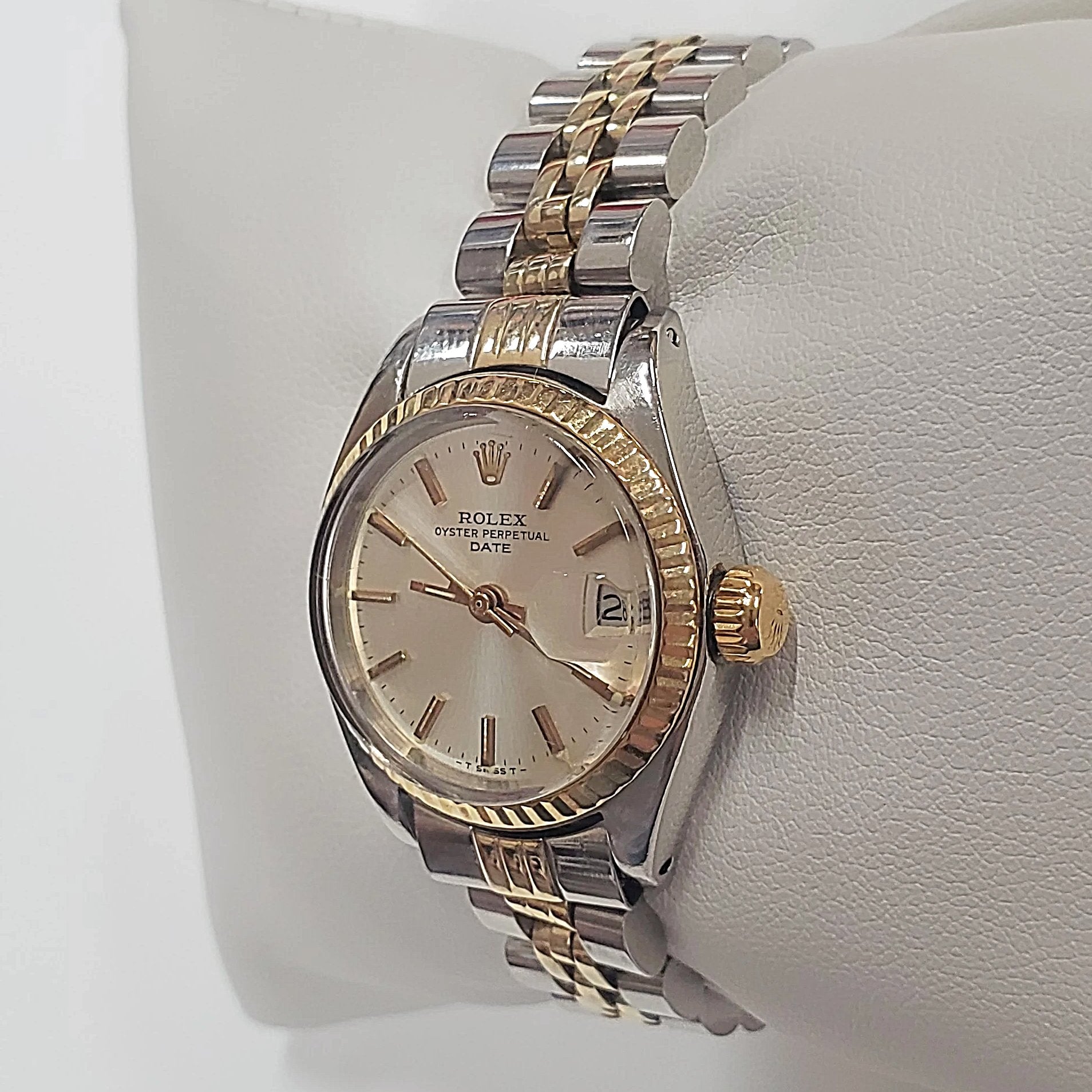 Women's Two-Tone Rolex Watch 26mm DateJust 14K Gold Watch with Silver Dial and 14k Fluted Bezel. (Pre-Owned)