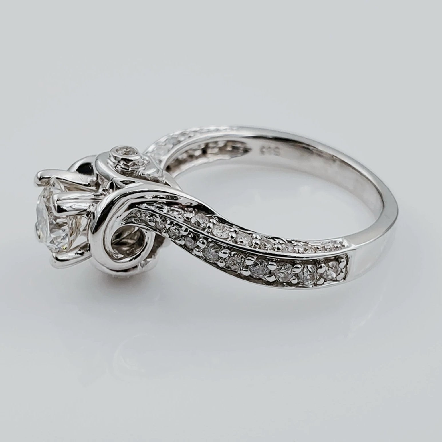 Women's 14K White Gold with 0.58 CT Round Center Diamond (SI2 Color I) 4.7 GR Total Weight Wedding Ring. (Size: 6.00)