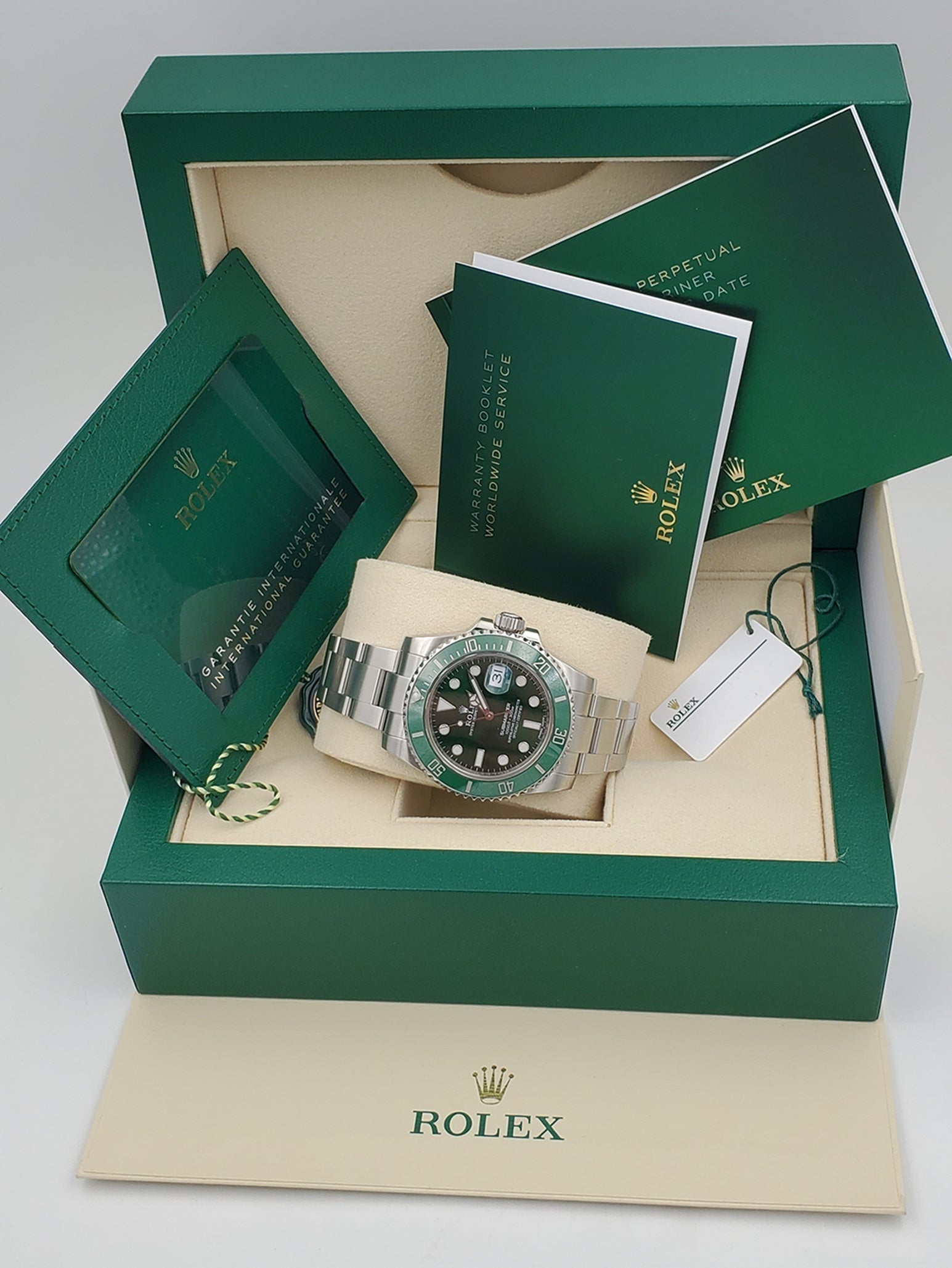 Men's Rolex 40mm Submariner Date Oyster Perpetual Stainless Steel Watch with Green Dial and Green Bezel. (Pre-Owned 116610LV)