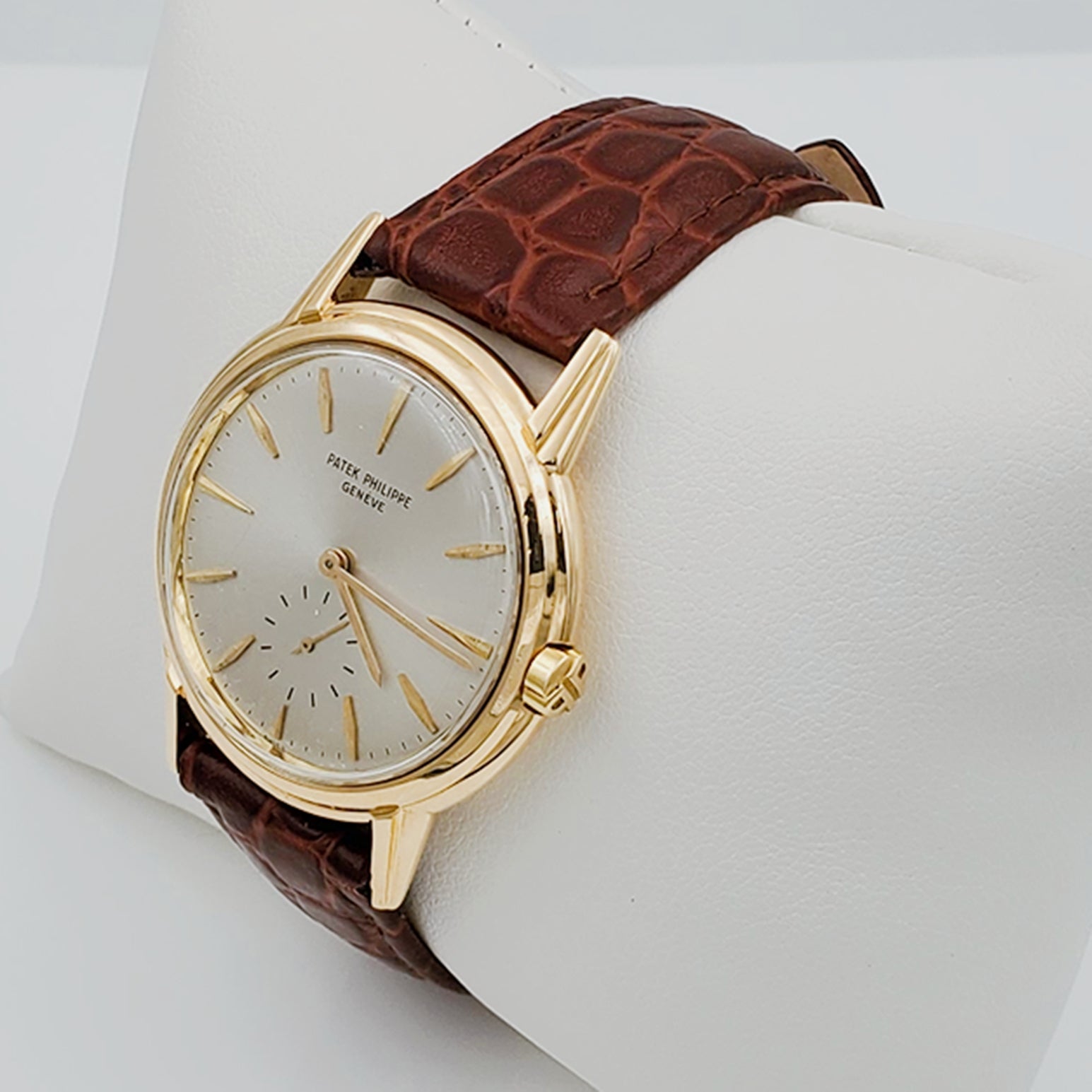 Patek Philippe Men's Calatrava 1961 Vintage 18K Gold Yellow Gold Automatic Wrist Watch with Circa Movements. (Pre-Owned Model 3444)