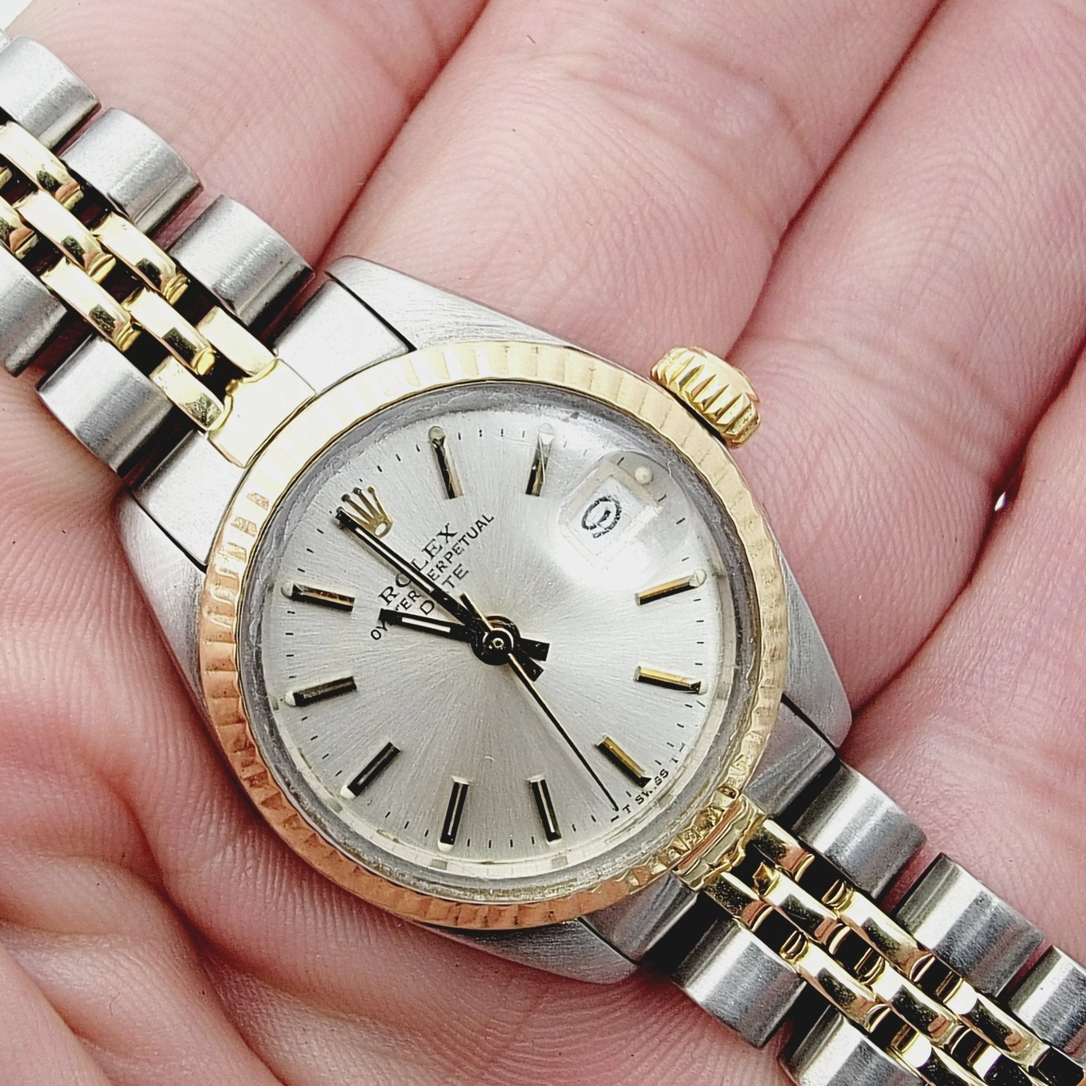 Ladies Rolex Date 26mm Vintage Two Tone 14K Yellow Gold / Stainless Steel Watch with Silver Dial and Fluted Bezel. (Pre-Owned 6917)