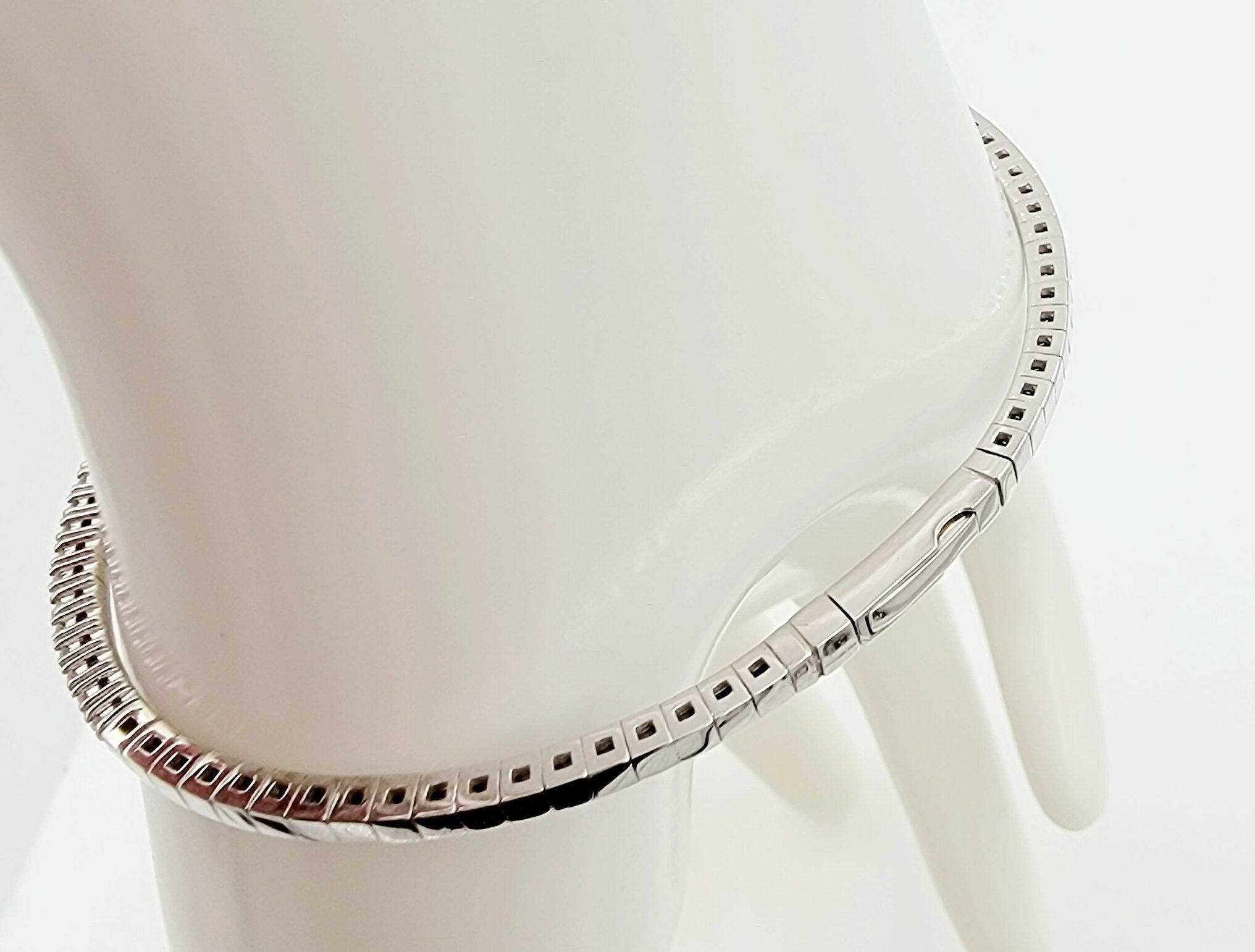 14k white gold diamond flex bangle